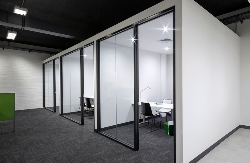 郑州办公室玻璃隔断效果图-不同类型玻璃隔断价格