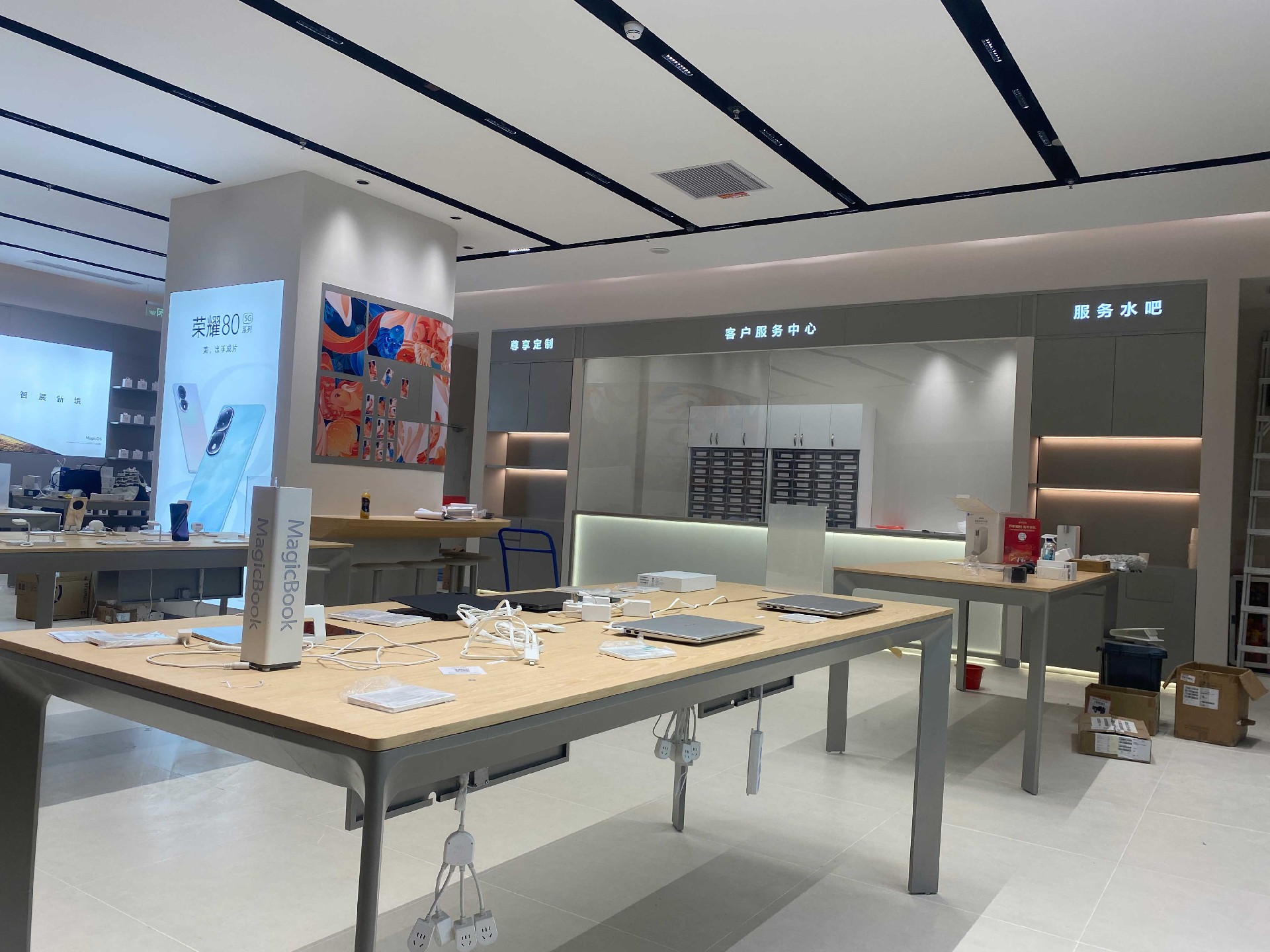 280㎡荣耀手机授权体验店装修实景案例