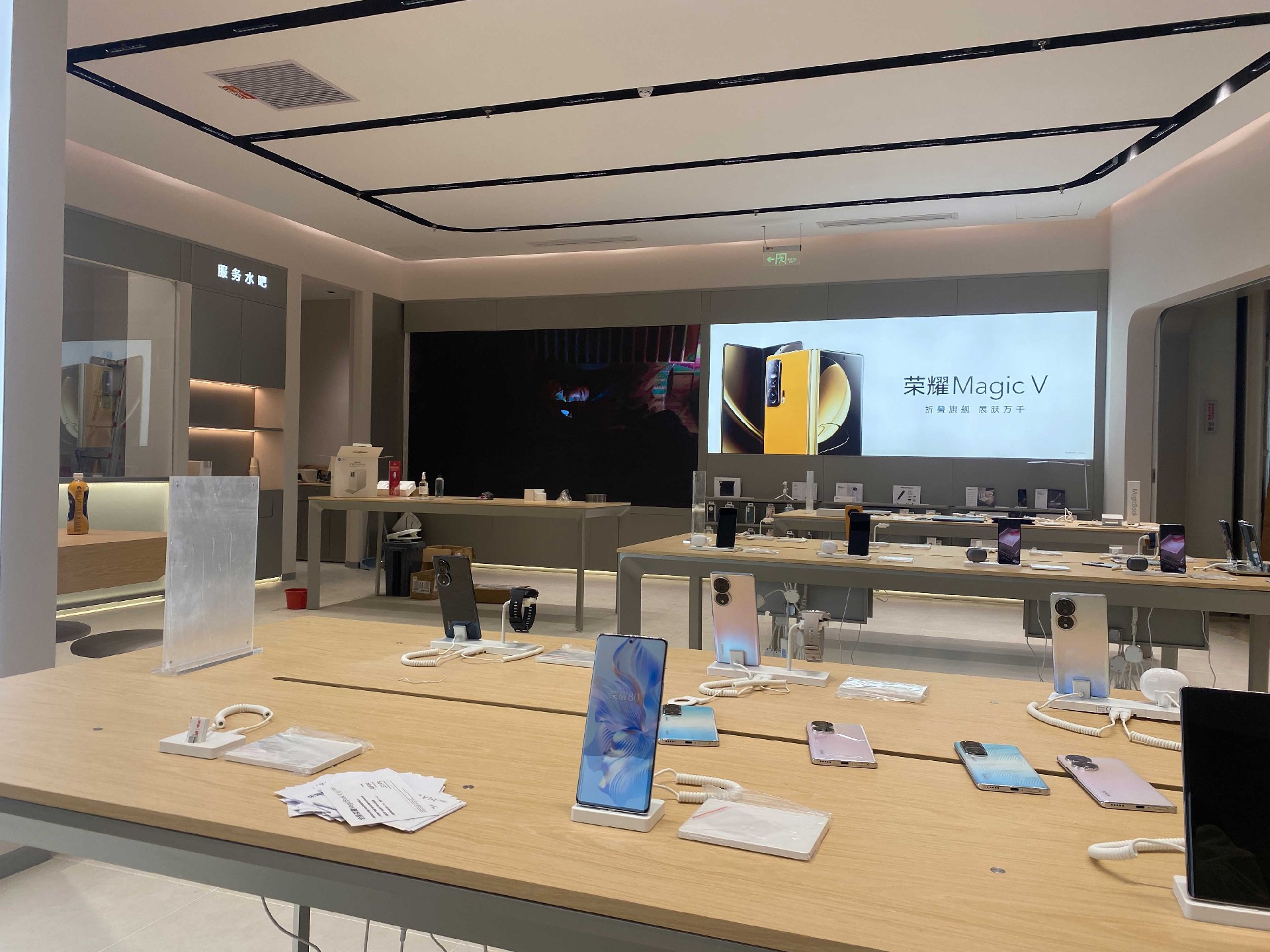 280㎡荣耀手机授权体验店装修实景案例