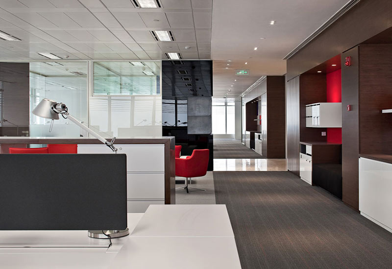 郑州办公室装修设计：办公室隔断的创意使用