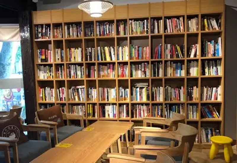 　　在快节奏的现代生活中，书店不仅是售卖书籍的场所，更是人们心灵栖息的港湾。对于郑州的书店而言，如何通过装修设计营造浓郁的书香氛围，打造舒适宜人的阅读区，成为吸引读者、提升竞争力的关键。接下来，就从多个维度为你解析郑州书店营造书香氛围与舒适阅读区的设计方案。  　　1、整体布局规划：打造流畅阅读动线  　　合理的整体布局是营造良好阅读体验的基础。郑州书店在设计时，可采用开放式与半开放式相结合的布局。将畅销书、热门书籍放置在入口显眼位置，吸引读者目光;按照文学、社科、儿童等不同类别划分书籍陈列区域，每个区域设置清晰的指示牌。同时，在各个区域间留出宽敞的通道，避免拥挤杂乱，形成流畅的阅读动线。此外，可设置独立的文创产品区、咖啡休闲区，与书籍陈列区相互呼应，既丰富书店业态，又能引导读者自然穿梭于不同空间，延长停留时间。  　　2、色彩与灯光设计：烘托静谧书香氛围  　　色彩和灯光对书店氛围的营造起着至关重要的作用。在色彩选择上，应以沉稳、宁静的色调为主，墙面可选用米白色、浅灰色等淡雅色彩，搭配木质书架的暖棕色，营造出温馨而不失庄重的氛围。灯光设计则需兼顾功能性与氛围营造，采用柔和的暖光作为基础照明，均匀照亮整个书店空间;在书架区域设置局部射灯，突出书籍陈列，方便读者查找;阅读区的灯光要更加柔和，可使用台灯、落地灯等，避免强光直射，为读者打造静谧舒适的阅读环境，让读者沉浸在书香之中。  　　3、阅读区细节设计：提升舒适阅读体验  　　舒适的阅读区是书店留住读者的核心。阅读区的座椅选择至关重要，应采用符合人体工程学的沙发、靠椅，搭配柔软的坐垫和靠枕，确保读者长时间阅读不易产生疲劳感。阅读桌椅的高度要合理搭配，桌面宽敞，方便读者放置书籍和饮品。同时，在阅读区设置充足的电源插座和 USB 接口，满足读者电子设备充电需求。此外，阅读区的隔音设计也不容忽视，可采用吸音材料装饰墙面和天花板，减少外界噪音干扰，为读者提供安静的阅读空间。  　　4、文化元素融入：强化书店独特气质  　　融入丰富的文化元素能让书店更具辨识度和吸引力。郑州有着深厚的历史文化底蕴，书店可将本地文化特色融入装修设计中。例如，在墙面装饰上展示郑州的历史建筑、文化名人等图片或绘画;设置本土文化书籍专区，陈列与郑州相关的历史、民俗、艺术等书籍;还可定期举办与郑州文化相关的讲座、读书分享会等活动，让书店成为传播本土文化的平台。此外，通过摆放艺术摆件、悬挂书法作品等方式，提升书店的文化品味，强化其独特气质，让读者在阅读之余，也能感受到文化的熏陶。  　　郑州书店通过科学的整体布局规划、巧妙的色彩灯光设计、贴心的阅读区细节处理以及丰富的文化元素融入，能够成功营造出浓厚的书香氛围与舒适的阅读区。这样的设计不仅能满足读者对高品质阅读环境的需求，还能让书店成为城市文化的重要载体，吸引更多读者走进书店，享受阅读的乐趣，为郑州的文化建设与发展贡献力量。