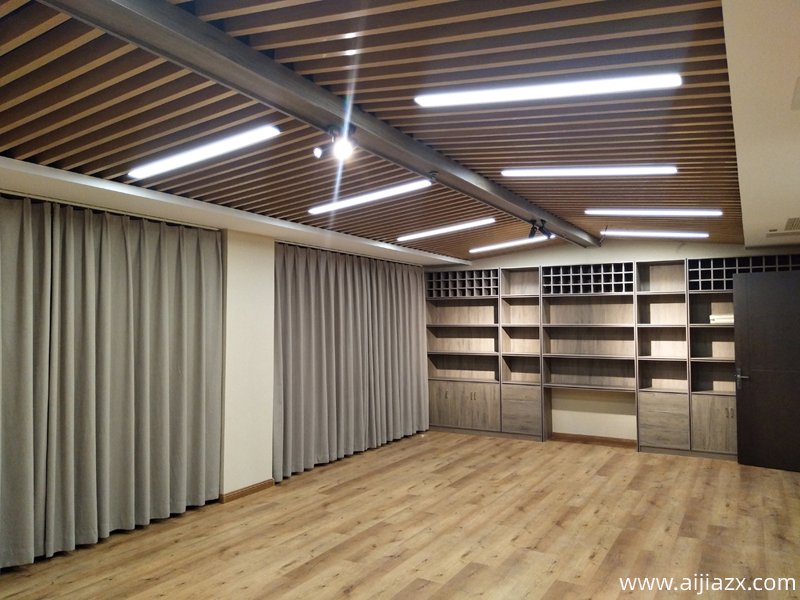 墙壁用壁纸装饰有什么好处？郑州公司装修公司